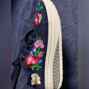 Veowalk Embroidered Canvas Sneaker